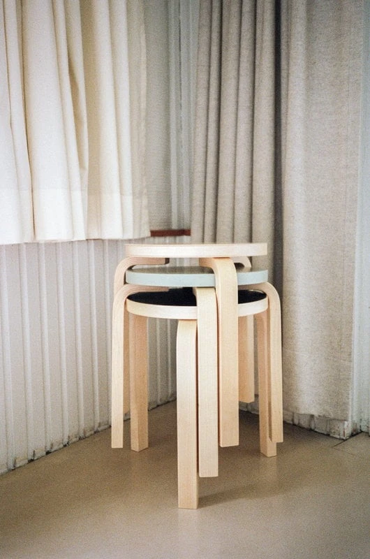 Artek Aalto Stool 60, Black Linoleum - Birch 5 Artek Aalto Stool 60, Black Linoleum - Birch - Image 5