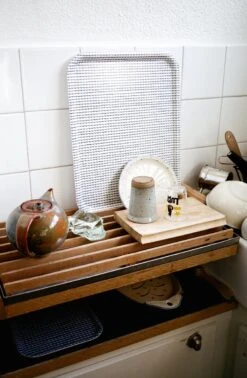 Artek Rivi Tray, 43 X 33 Cm, White - Blue -Artek Artek Bouroullec Rivi Tray Photo Zara Pfeifer.jpg