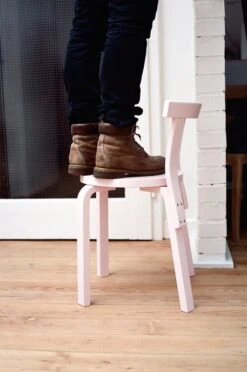 Artek Aalto Chair 68, Birch - Black Linoleum -Artek Chair 68 pink lacquer RGB 1