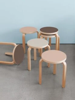 Artek Aalto Stool 60, Powder Linoleum - Birch 7 Artek Aalto Stool 60, Powder Linoleum - Birch -Artek FDS Artek 60 stool lifestyle 2023 EE 1 1