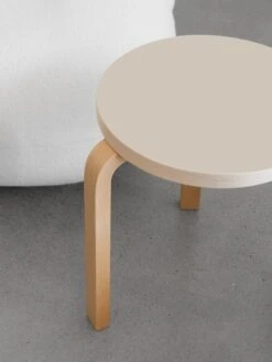 Artek Aalto Stool 60, Mushroom Linoleum - Birch -Artek FDS Artek 60 stool lifestyle 2023 EE 3