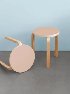 Artek Aalto Stool 60, Powder Linoleum - Birch 6 Artek Aalto Stool 60, Powder Linoleum - Birch -Artek FDS Artek 60 stool lifestyle 2023 EE 4