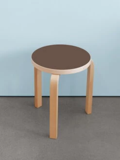 Artek Aalto Stool 60, Mauve Linoleum - Birch 6 Artek Aalto Stool 60, Mauve Linoleum - Birch -Artek FDS Artek 60 stool lifestyle 2023 EE 5