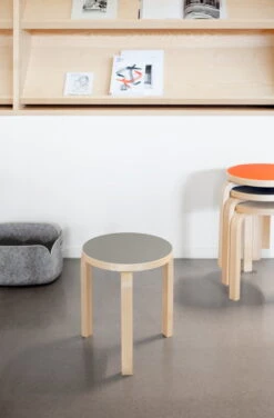 Artek Aalto Stool 60, Ash Grey Linoleum - Birch 7 Artek Aalto Stool 60, Ash Grey Linoleum - Birch -Artek FDSxArtek Aalto Stool 60 web 3000px srgb EE 3