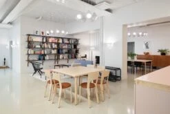 Artek Kaari Wall Shelf REB 009, Black - Oak 8 Artek Kaari Wall Shelf REB 009, Black - Oak -Artek TU 180521 artek office 006